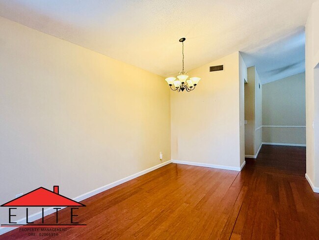 Foto del edificio - AVAILABLE NOW!!