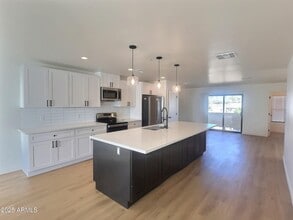 Building Photo - 2502 E Paradise Ln