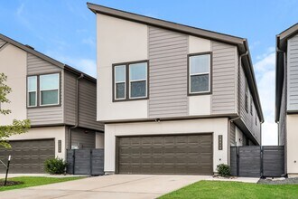 Building Photo - 18310 W Centro Cir