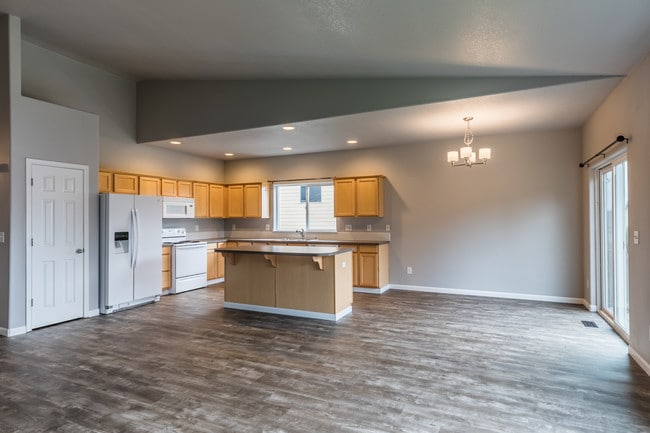 Building Photo - 59613 Oak Ridge St