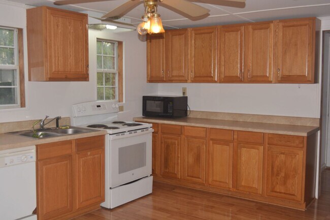 Building Photo - 3 Bedroom 2 Bath located in Lillington