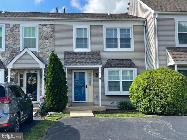 Foto del edificio - 716 Heather Ln