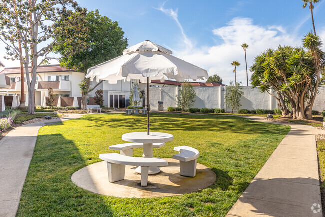 Courtyard - Villa Del Mar Apartments