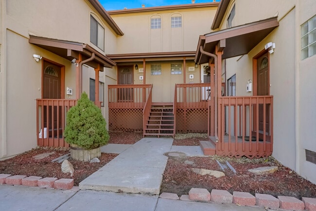 4 units total - 256 W Jefferson Ave