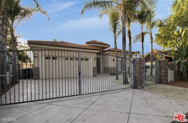 Building Photo - 3 br, 2.5 bath House - 5931 Rhodes Ave