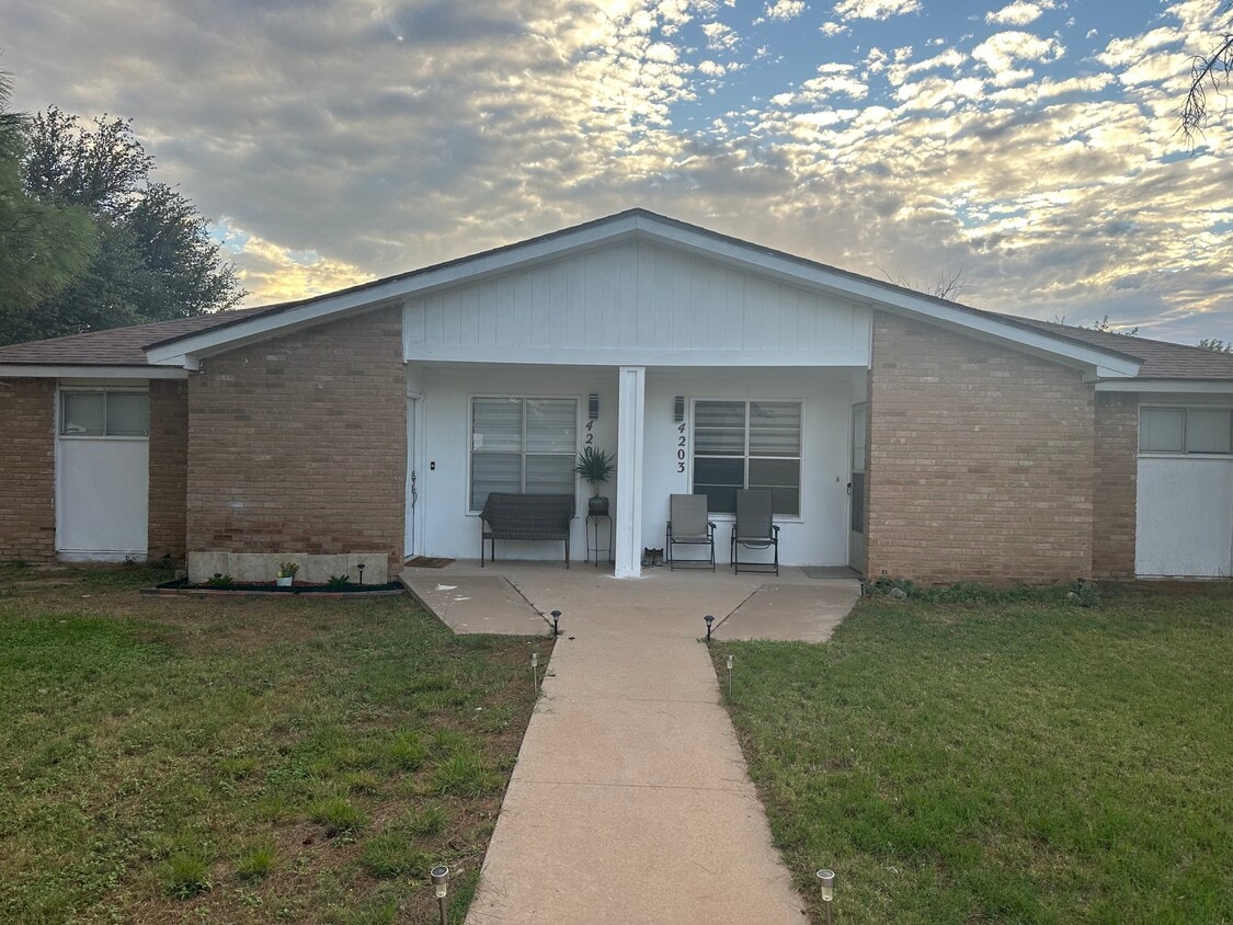 Building Photo - 4201 Siesta Ln