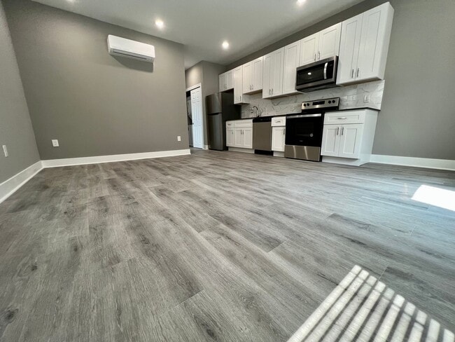 Building Photo - Newly Renovated 2-Bedroom Apartment in Sou...