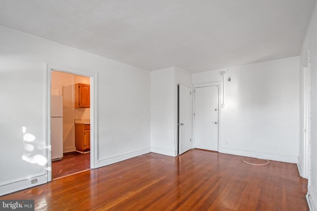 Building Photo - 6024 Larchwood Ave