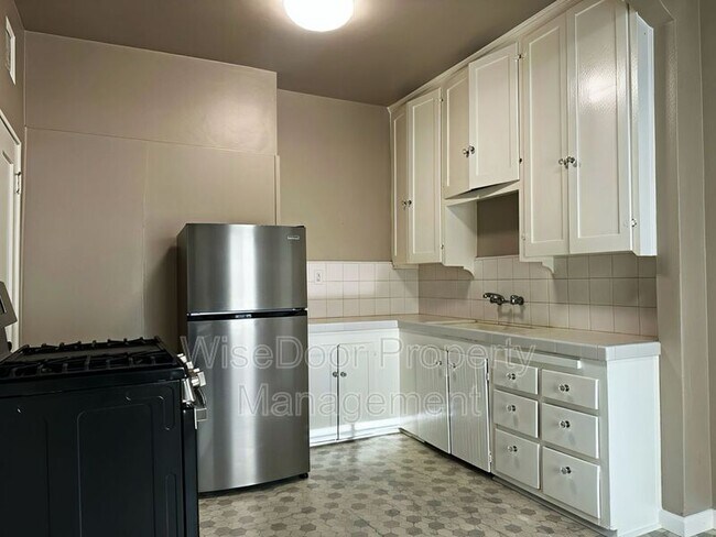 Foto del edificio - 1030 Leonard Ave