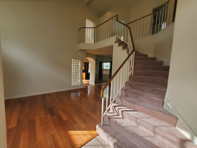 Foto del edificio - Beautiful Spacious 2 Story 4 Bed/2.5 Bath Home For Rent in Fremont, Ca.!!!