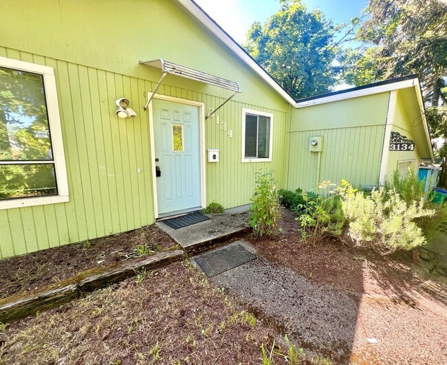 Building Photo - South Tabor Neighborhood Home with Spaciou...