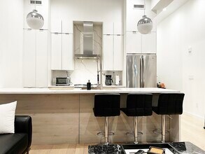 Building Photo - 360 Meridian St