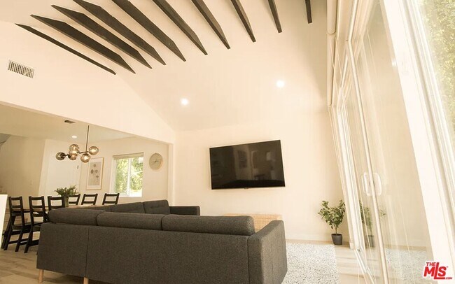 Foto del edificio - 9042 Phyllis Ave