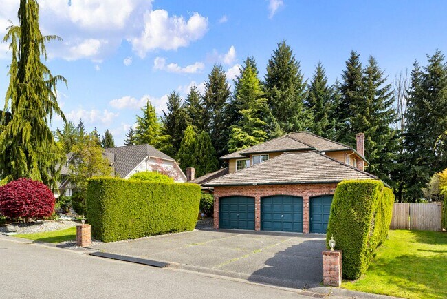 Building Photo - Beautiful 4 Bed 2.5 Bath single family hou...