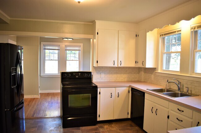 Kitchen - 71 Sunset Ave