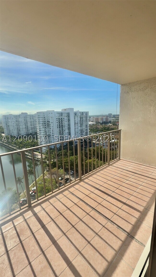 Foto del edificio - 18181 NE 31st Ct