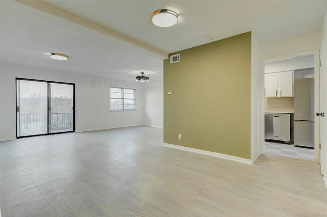 Building Photo - 2135 Casa Rio Cir