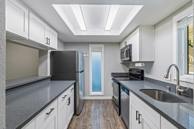 Building Photo - 2 bed 1.75 bath - includes water/sewer/gar...
