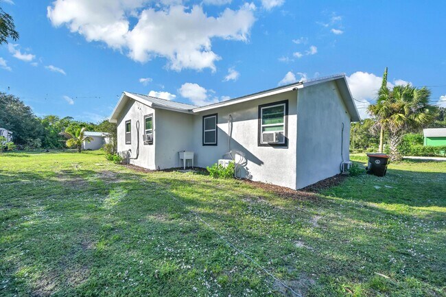 Foto del edificio - 6385 86th Ln