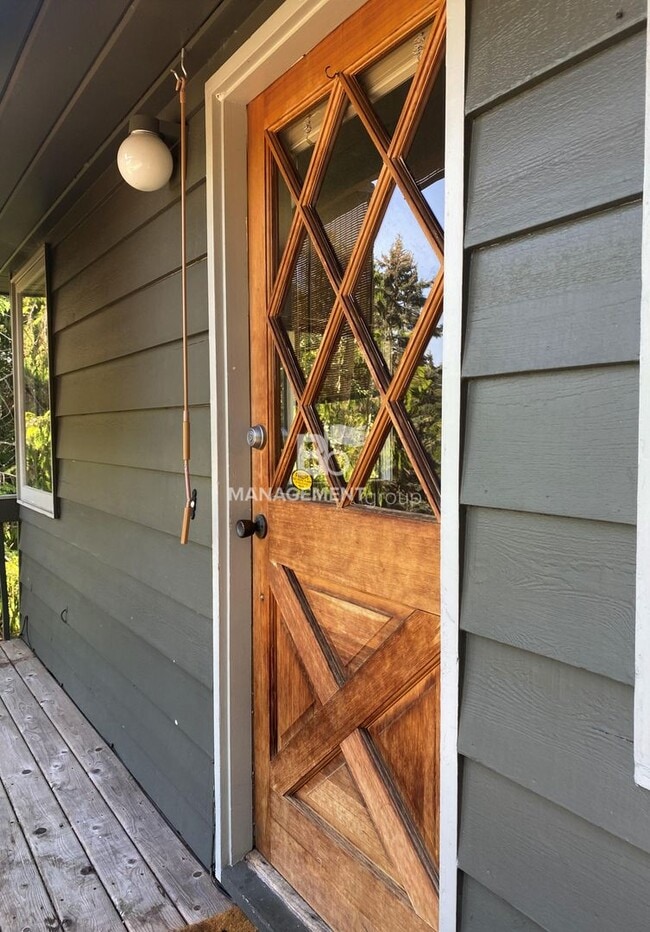 Building Photo - Spacious Multnomah Village Duplex sits amo...