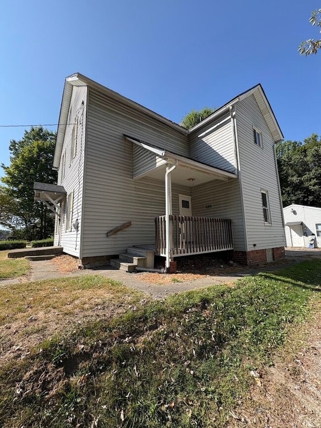 Building Photo - 686 Sumner St