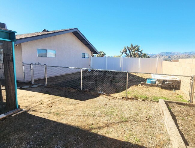 Foto del edificio - Large 3 Bedroom 2 Bath Home Close to Onaga Elementary