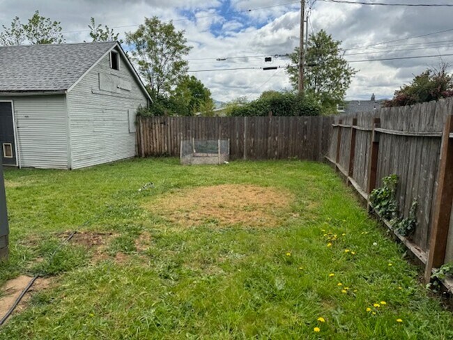 Building Photo - CHARMING OLDER 2 BEDROOM HOME W/ BUILT INS