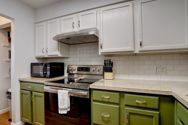 Foto del edificio - Wonderful 2 Bed 2 Bath Townhouse with Fireplace + Community Pool