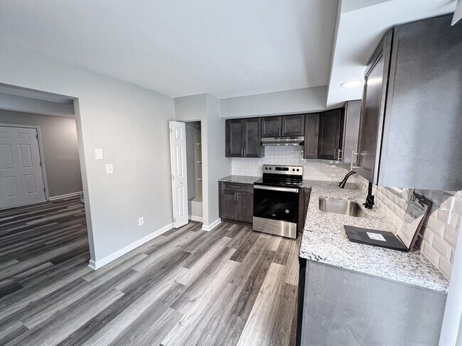 Building Photo - Three Bedroom Townhome in Covington!