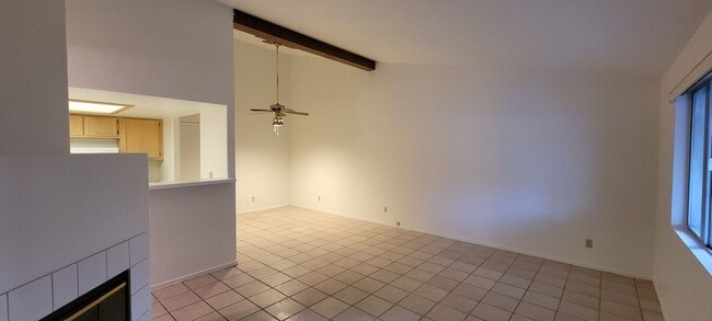 Building Photo - 2 bedrooms 2 car garage Central LV