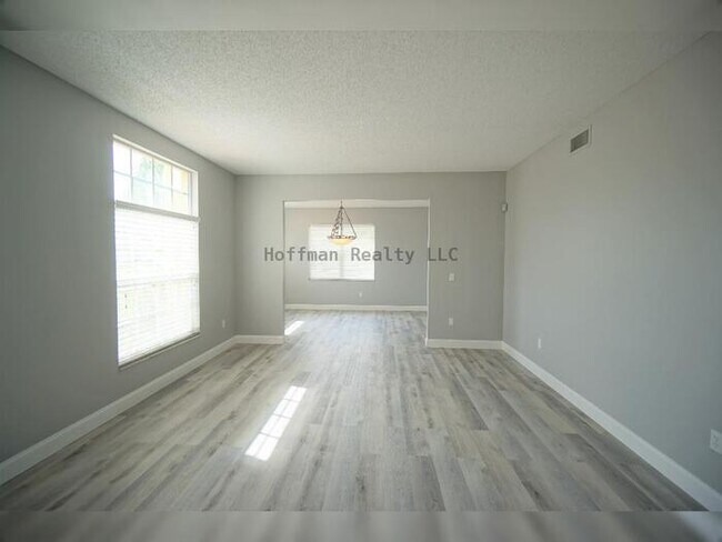 Foto del edificio - 5-Bedroom 3-bath Pool House in Tampa