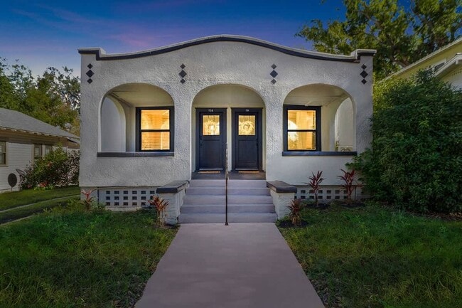 Building Photo - 713 1/2 Johnson Ave