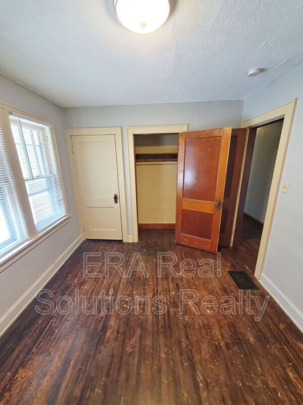 Building Photo - 1142 Wilson Ave