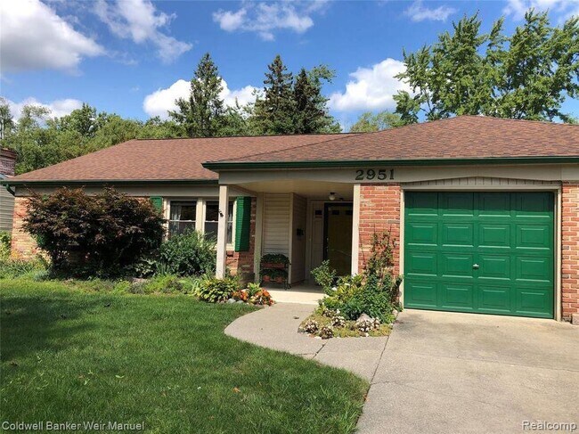Building Photo - 2951 Hill Dr