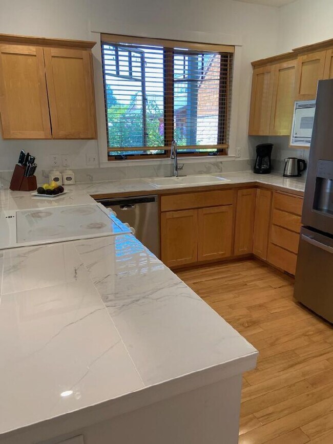 Building Photo - Furnished Single Level Condo in Pine Meado...