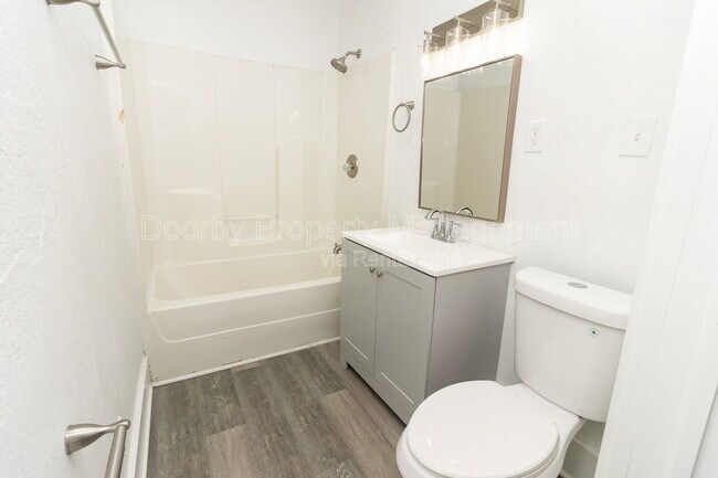 Foto del edificio - 1203 Rockway Dr