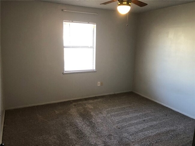 Foto del edificio - 300 E Benton St