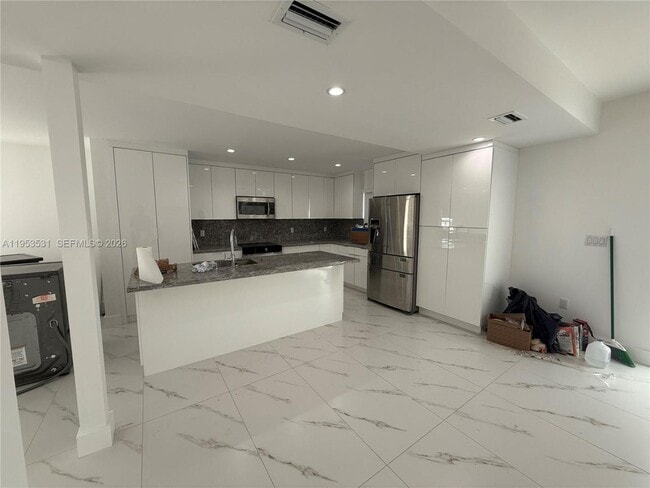 Building Photo - 2313 SW 60th Ct