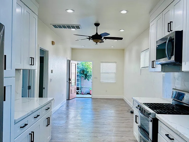 Building Photo - 9443 Lotus Dr