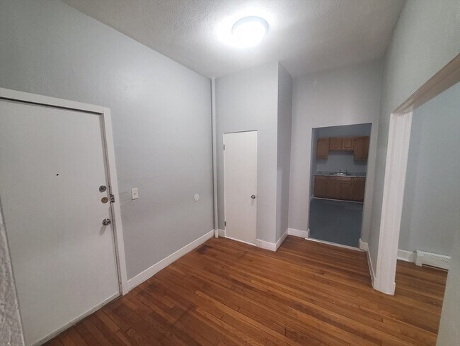 Building Photo - 10 Abbotsford St