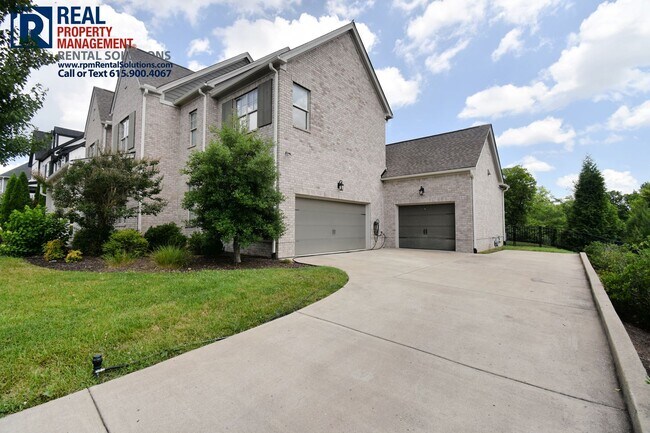 Building Photo - Gorgeous 5BD/4BA home in Franklin with 3-c...