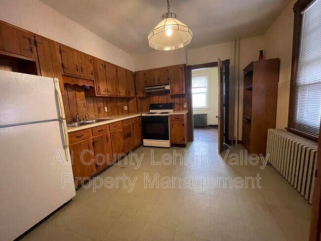 Building Photo - 1545 E 9th St
