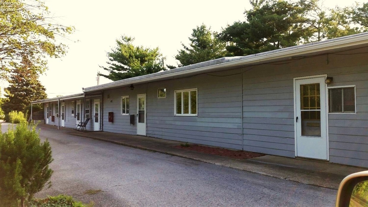 Building Photo - 3006 Cleveland Rd W