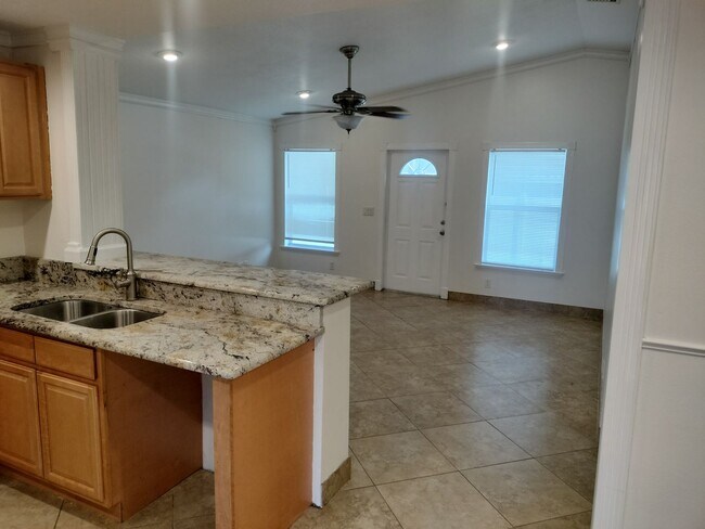 Foto del edificio - Reduced price!!! Beautiful home with fenced in backyard!