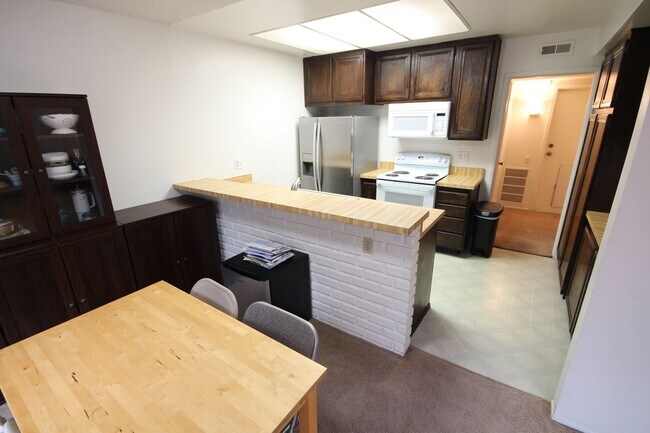 Foto del edificio - Spacious 3 Bedroom Townhome with 2-car gar...
