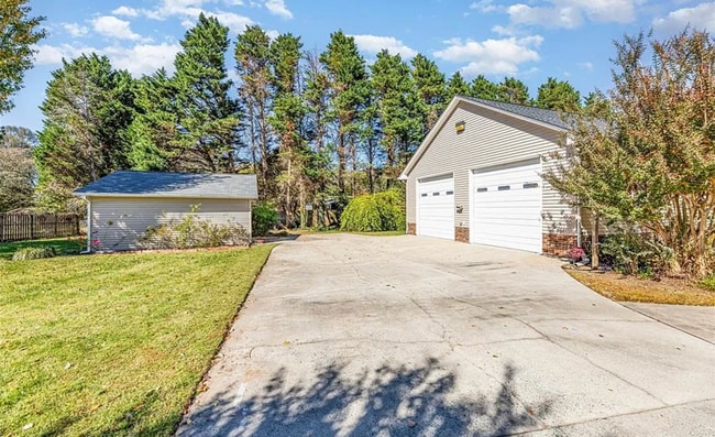 Foto del edificio - Charming ranch home 3 bedrooms and 2 bathrooms in Burlington w/ 5 garage spaces.