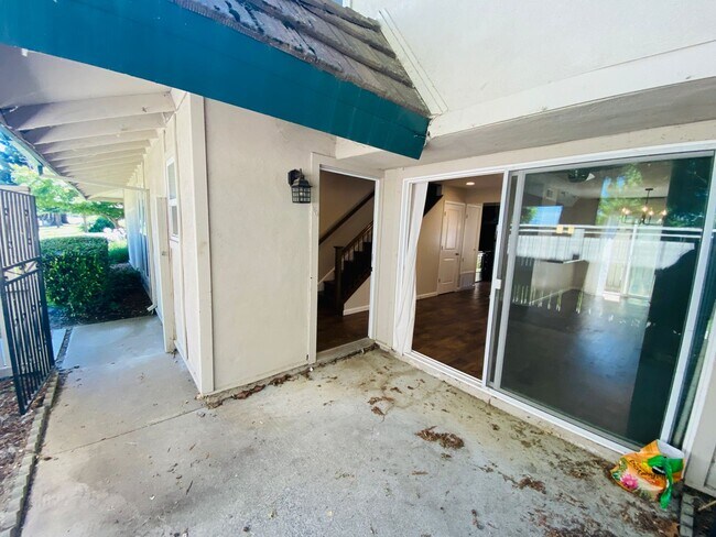 Foto del edificio - 1104 Roundtree Ct