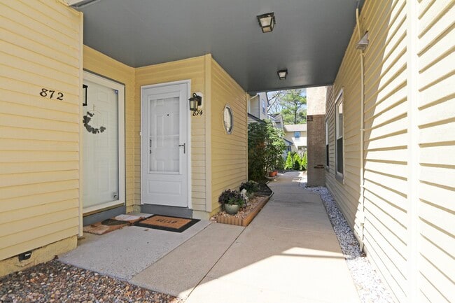 Building Photo - 874 E Fishers Creek Rd