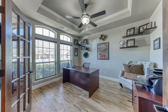 Building Photo - Beautiful 4 bed 3 bath with gorgeous covered patio!