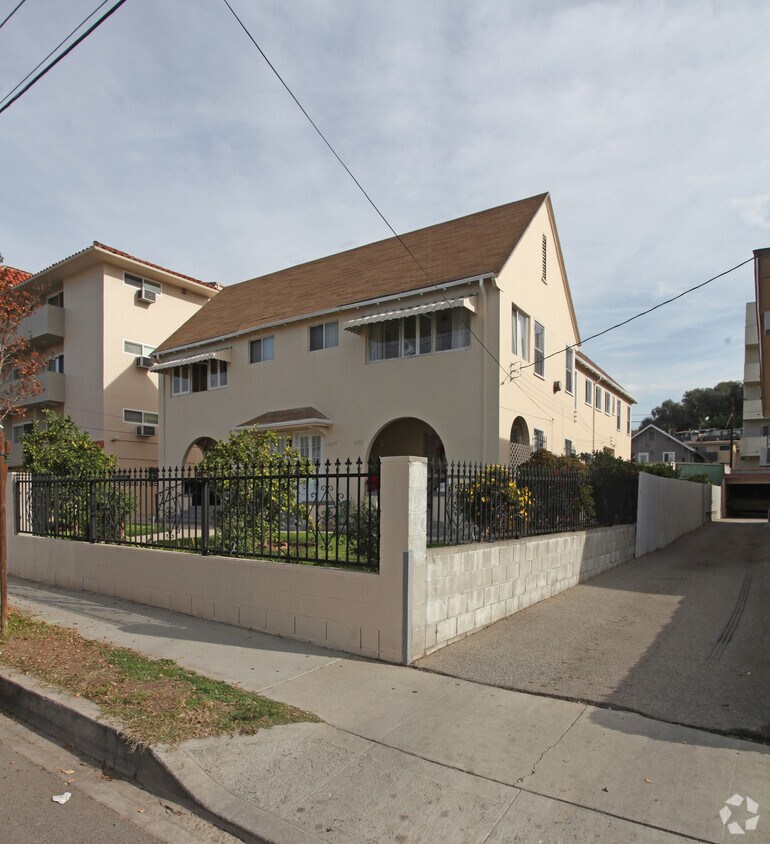 Building Photo - 1622 N Kenmore Ave